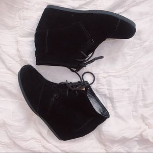 TOMS Black Desert Wedge
